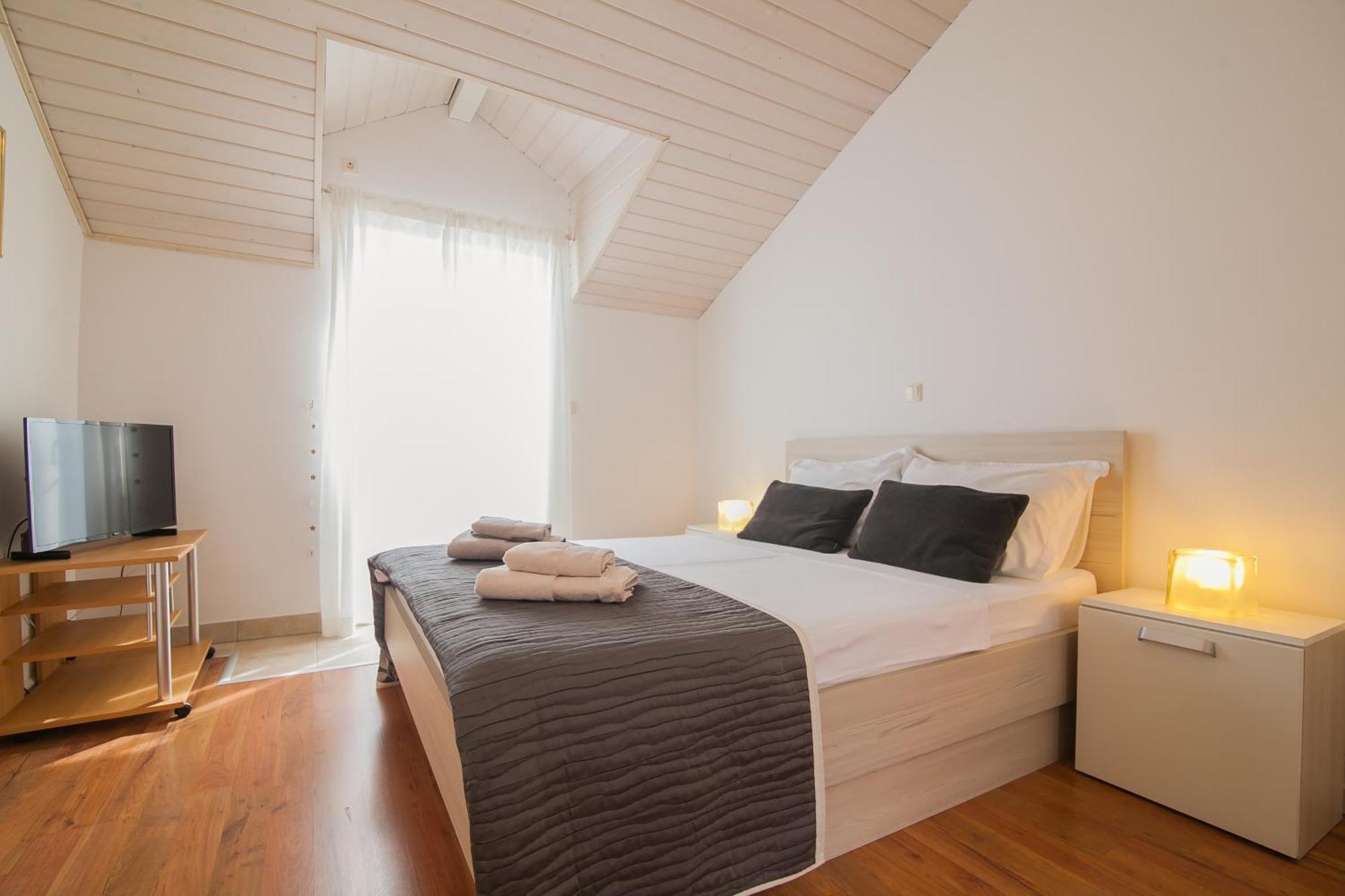 Helvetia Sunny Apartments Bol Exterior photo