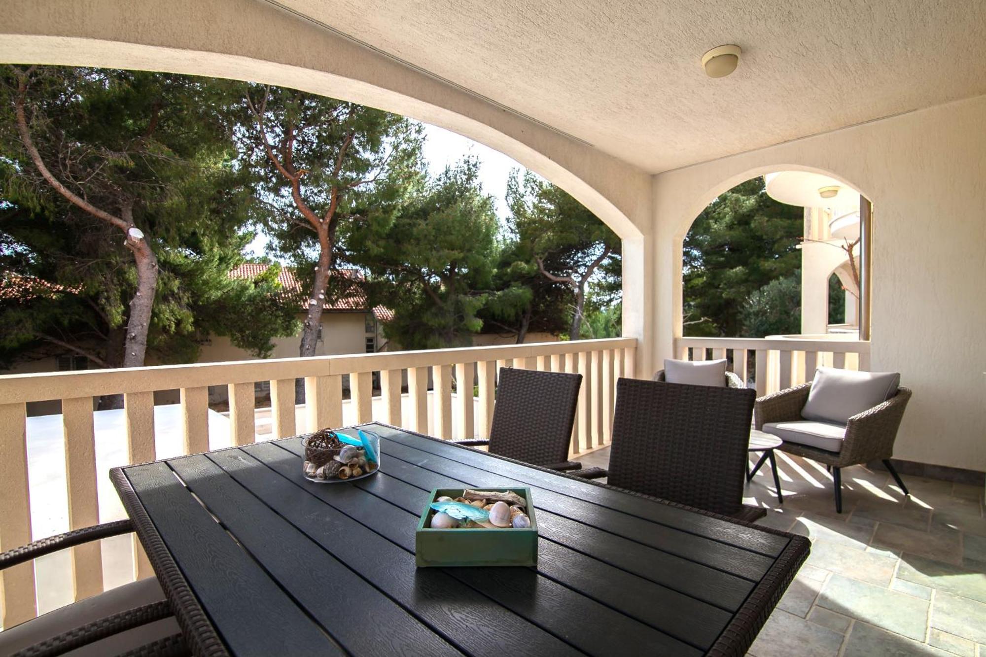 Helvetia Sunny Apartments Bol Exterior photo