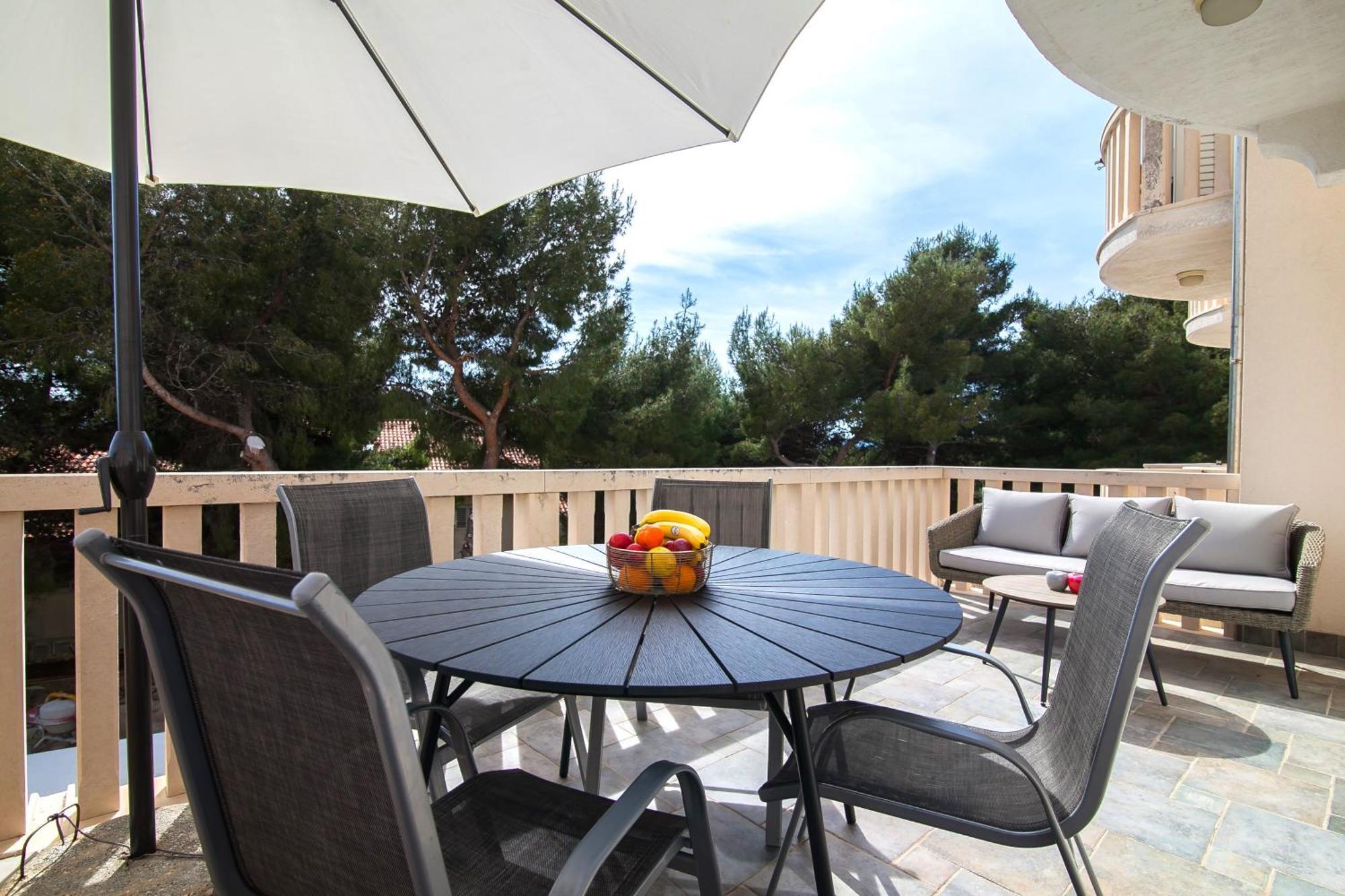Helvetia Sunny Apartments Bol Exterior photo