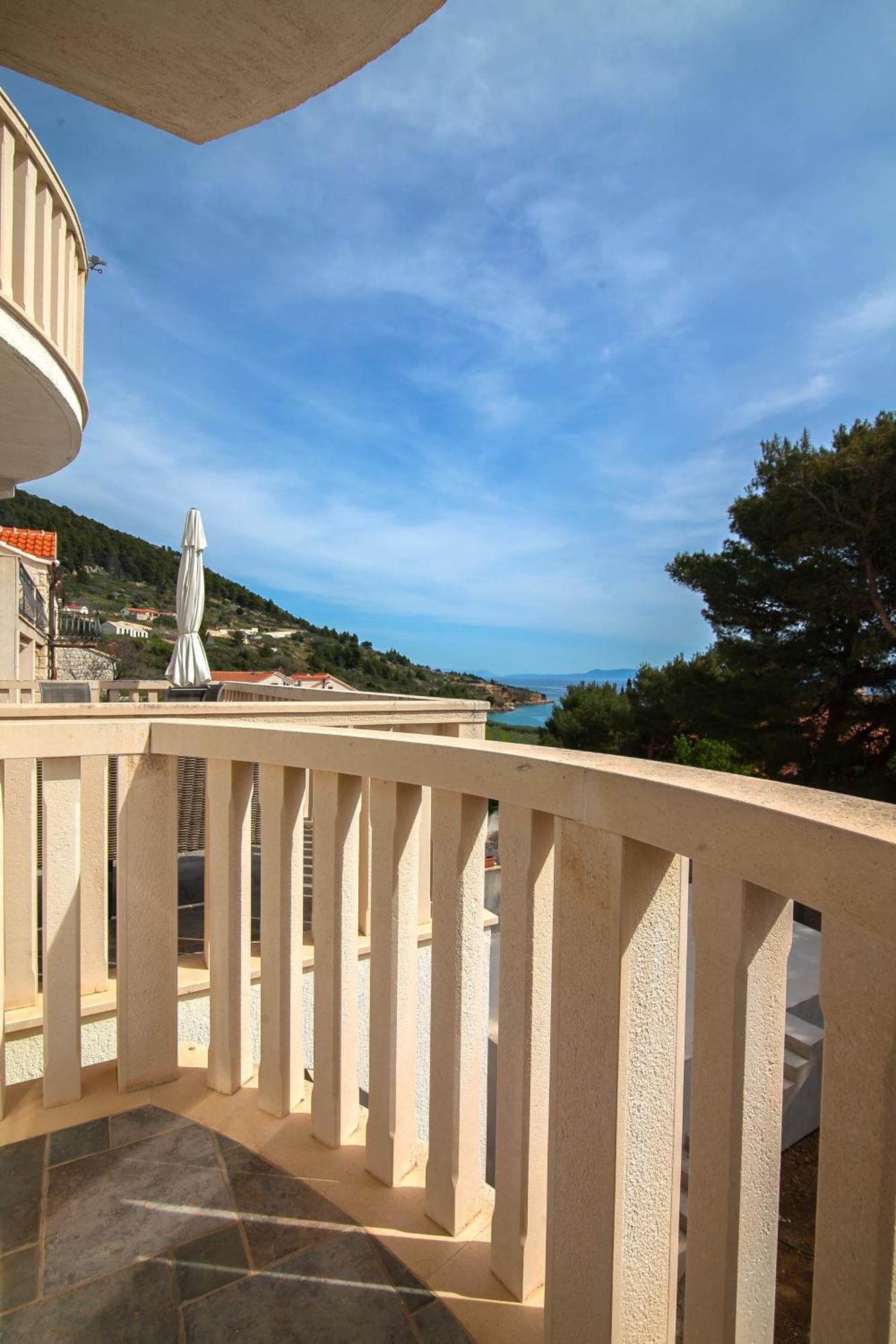 Helvetia Sunny Apartments Bol Exterior photo