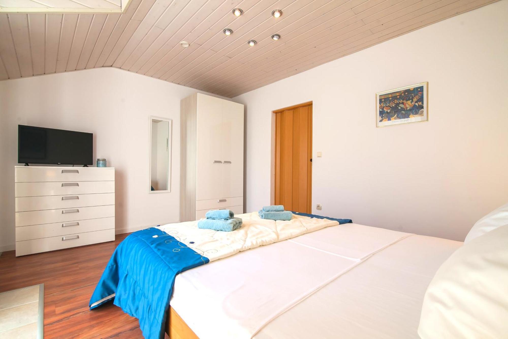 Helvetia Sunny Apartments Bol Exterior photo